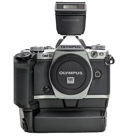 Olympus OM-D E-M5ii 16mp Mirrorless Micro-4/3 digital camera Body, battery grip, FL-LM3 Flash Shutter count ~175